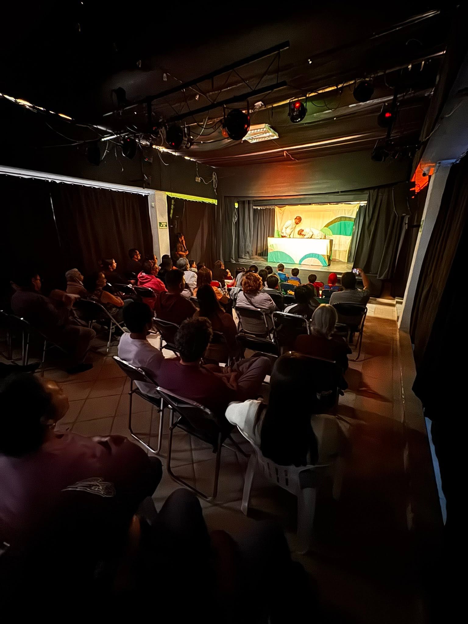 Público disfrutando una función de teatro de títeres en el Foro Titerelia