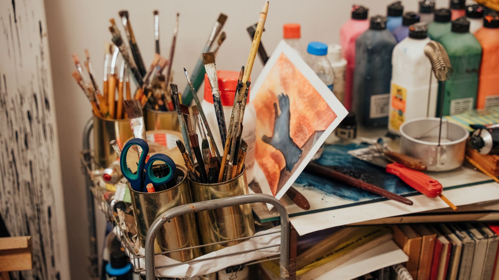 Estudio de arte con pinceles y materiales creativos