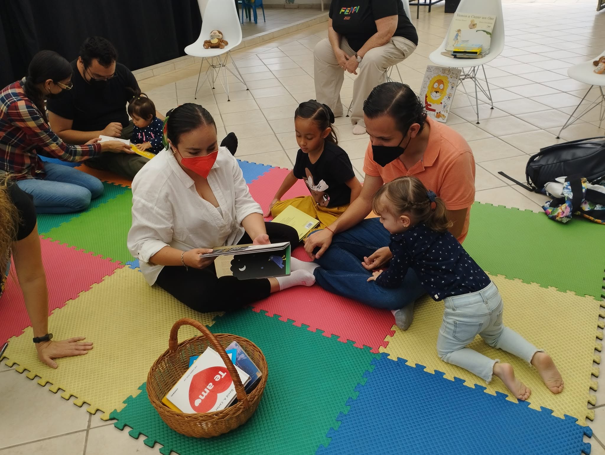 Familias con niños pequeños en actividades de primera infancia en Centro Cultural Titerelia